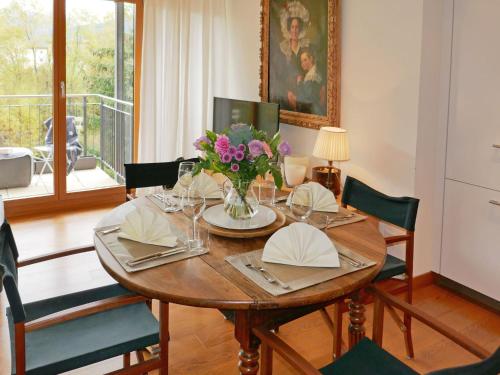 - une table à manger avec un vase de fleurs dans l'établissement Apartment Chesa San Bastiaun B4 by Interhome, à Samedan