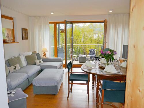 Un lugar para sentarse en Apartment Chesa San Bastiaun B4 by Interhome