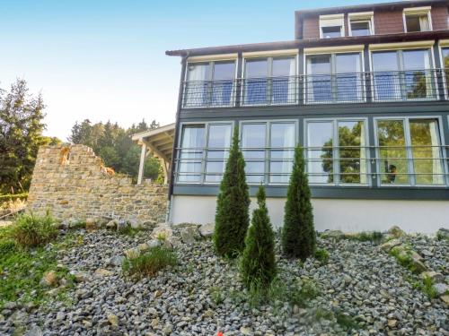LügdeにあるApartment Am Kirchberg by Interhomeの正面にロックガーデンがある家