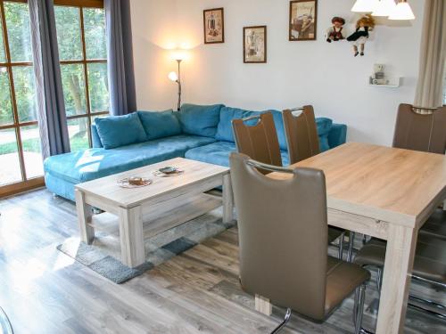 - un salon avec un canapé bleu et une table dans l'établissement Holiday Home Elke's Traum by Interhome, à Frankenau