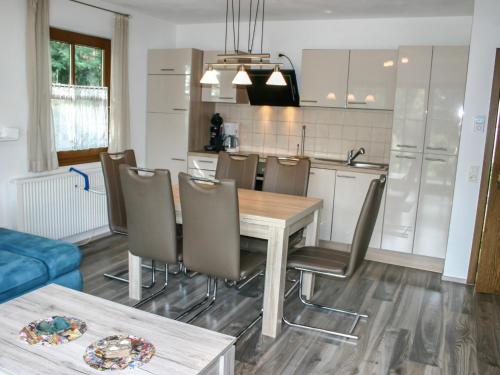 - une cuisine et une salle à manger avec une table et des chaises dans l'établissement Holiday Home Elke's Traum by Interhome, à Frankenau
