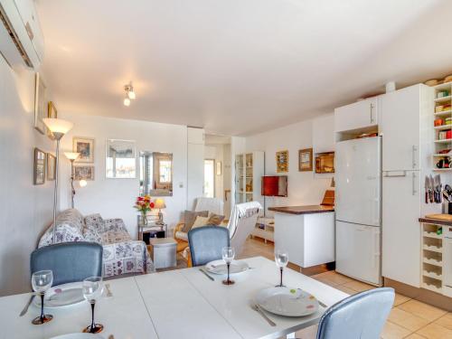 cocina y sala de estar con mesa y sillas en Apartment Les Quais de L'Amirauté-7 by Interhome, en Saint Cyprien Plage