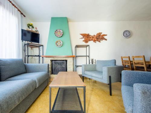 sala de estar con sofá, sillas y chimenea en Holiday Home Laurel by Interhome, en Torredembarra