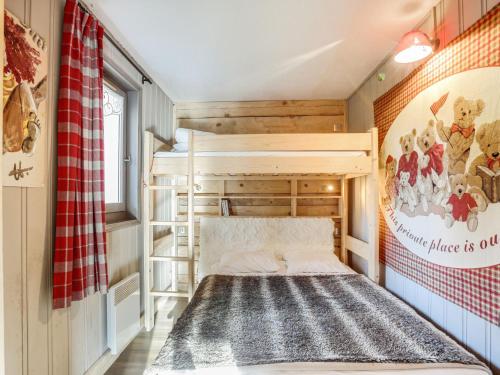 - une chambre avec des lits superposés dans une maison dans l'établissement Apartment Le Parc du Mont Joly-2 by Interhome, à Saint-Gervais-les-Bains