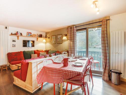une cuisine et un salon avec une table et un canapé dans l'établissement Apartment Le Parc du Mont Joly-2 by Interhome, à Saint-Gervais-les-Bains