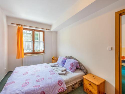 - une petite chambre avec un lit et une fenêtre dans l'établissement Apartment Lanovka-7 by Interhome, à Jáchymov