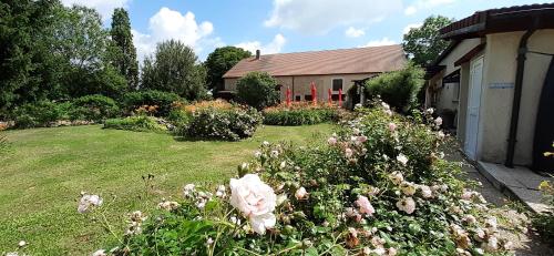 - un jardin avec une statue au milieu d'une cour dans l'établissement L' appartement du Camping Hautoreille, à Bannes