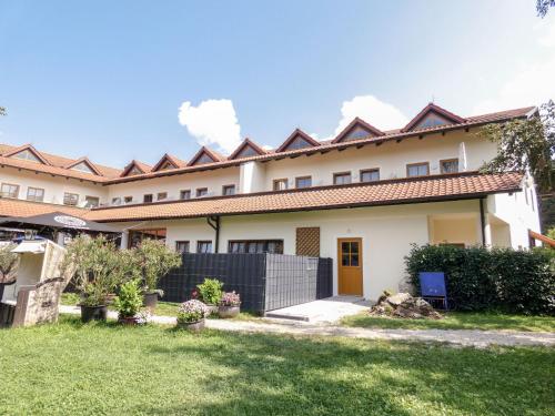 een huis met een hek en een tuin bij Apartment Am Hohen Bogen-6 by Interhome in Arrach