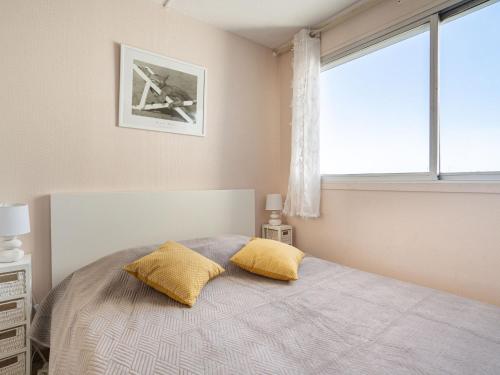 - une chambre avec un lit et 2 oreillers jaunes dans l'établissement Apartment Port Arcachon-3 by Interhome, à Arcachon