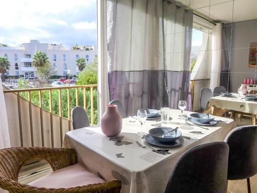 une table avec un vase au-dessus d'un balcon dans l'établissement Apartment Les Jardins du Vidourle-3 by Interhome, à La Grande Motte