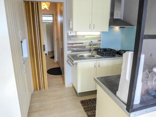 une cuisine avec un évier et un plan de travail dans l'établissement Apartment Les Jardins du Vidourle-3 by Interhome, à La Grande Motte