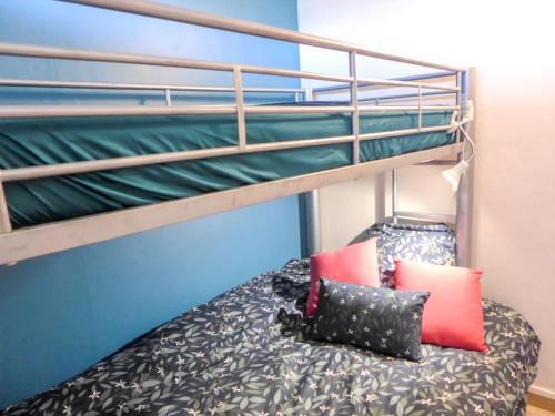 - une chambre avec des lits superposés et 2 oreillers dans l'établissement Apartment Les Jardins du Vidourle-3 by Interhome, à La Grande Motte