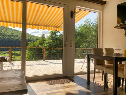 Balkoni atau teres di Chalet Haus am Fluss by Interhome