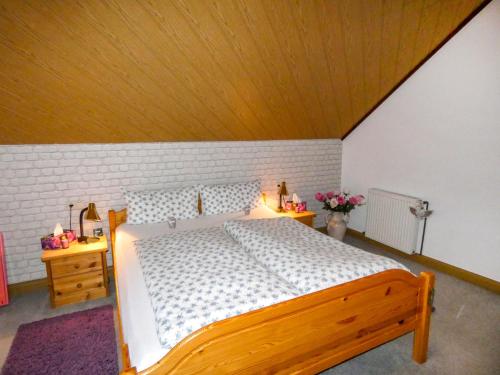 Giường trong phòng chung tại Holiday Home Panoramablick by Interhome