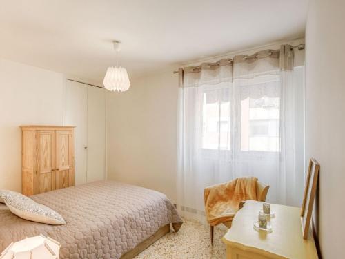 une chambre avec un lit, un bureau et une fenêtre dans l'établissement Apartment L'Amiral-1 by Interhome, à Cagnes-sur-Mer