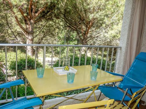 une table et des chaises sur un balcon arboré dans l'établissement Studio Hauts de la Madrague-11 by Interhome, à La Madrague