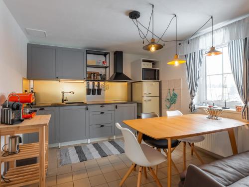 eine Küche mit Holztisch und ein Esszimmer in der Unterkunft Holiday Home Holiday Hill 67 by Interhome in Lauterwasser