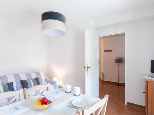 une salle à manger et un salon avec une table et des chaises blanches dans l'établissement Apartment Résidence Les Jardins d'Azur-5 by Interhome, à Saint-Raphaël