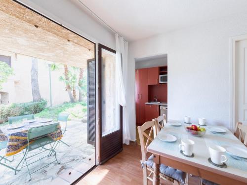 une cuisine et une salle à manger avec une table et des chaises dans l'établissement Apartment Résidence Les Jardins d'Azur-5 by Interhome, à Saint-Raphaël