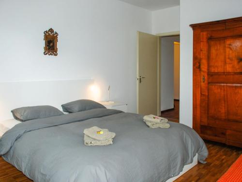 um quarto com uma cama com toalhas em Apartment Il Parco by Interhome em Lugano