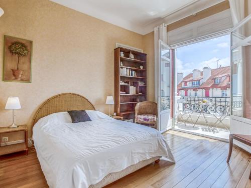 une chambre avec un lit et une grande fenêtre dans l'établissement Apartment Carlton-2 by Interhome, à Biarritz