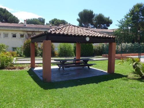 - un abri de pique-nique avec une table de pique-nique dans l'herbe dans l'établissement Apartment La Calmeraie by Interhome, à Villeneuve-Loubet
