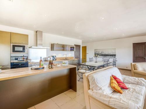 une cuisine et un salon avec un canapé et une table dans l'établissement Holiday Home Villa Belios by Interhome, à Porto-Vecchio
