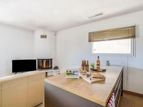 une cuisine avec un comptoir et une télévision dans l'établissement Holiday Home Villa Belios by Interhome, à Porto-Vecchio