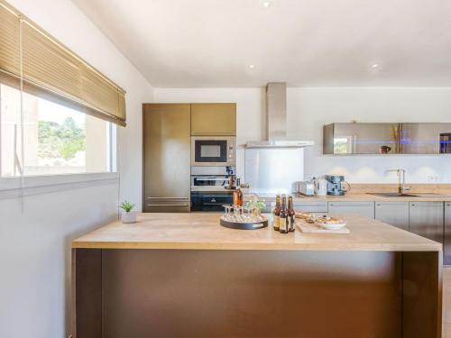 une cuisine avec un grand îlot au milieu dans l'établissement Holiday Home Villa Belios by Interhome, à Porto-Vecchio