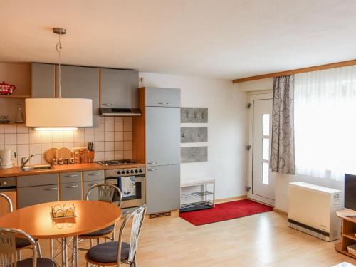 una cucina e una sala da pranzo con tavolo e sedie di Apartment Annis Nest by Interhome a Ramsau am Dachstein