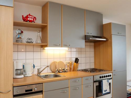 una cucina con lavandino e piano cottura di Apartment Annis Nest by Interhome a Ramsau am Dachstein