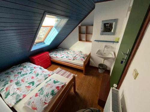 Postel nebo postele na pokoji v ubytování Keramický a výtvarný ateliér Konešín