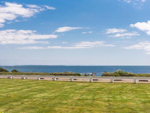 um campo de relva com o oceano ao fundo em Studio Les Trois Iles-7 by Interhome em Quiberon