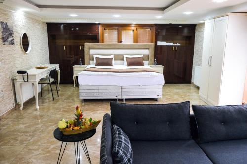 فندق فلوريا هاوس في إسطنبول: غرفة نوم مع سرير وغرفة معيشة مع أريكة