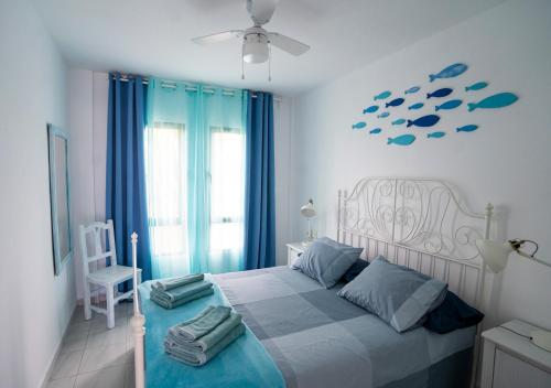 コスタ・テギセにあるSea Breeze Apartment 309のベッドルーム1室(壁に魚が泳ぐベッド1台付)