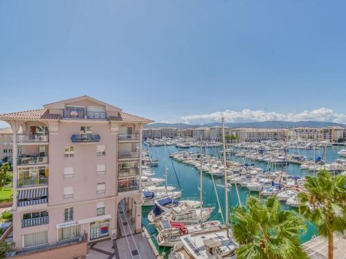 - une vue sur un port de plaisance avec des bateaux dans l'établissement Apartment Quartier Latin-11 by Interhome, à Fréjus