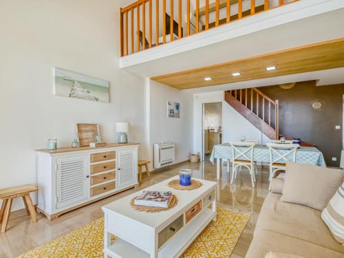 un salon avec un canapé et une table dans l'établissement Apartment Quartier Latin-11 by Interhome, à Fréjus