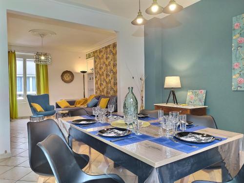 una sala da pranzo con tavolo e sedie di Maison Chic & charme Calme avec Jardin a Le Mans