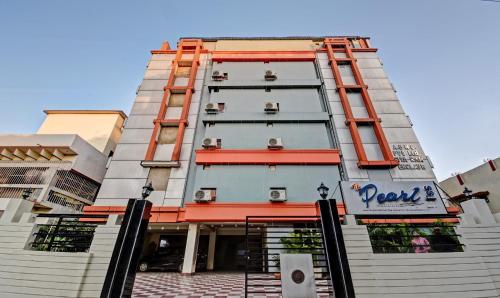 un grand bâtiment avec un panneau à l'avant dans l'établissement Treebo Trend The Pearl Bliss, à Patna