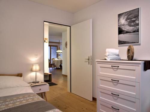 Postel nebo postele na pokoji v ubytování Apartment Chesa Ginellas by Interhome