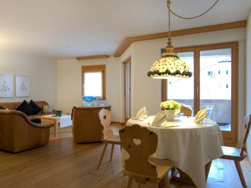 sala de estar con mesa y mantel blanco en Apartment Chesa Ginellas by Interhome, en Sils-Maria