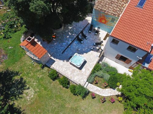 una vista aérea de una piscina en una casa en Holiday Home Ana's Paradise, en Mlini