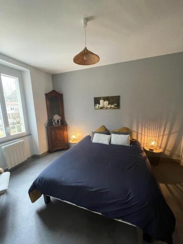 - une chambre avec un grand lit bleu et deux oreillers dans l'établissement Appartement Tarascon sur Ariège, à Tarascon-sur-Ariège