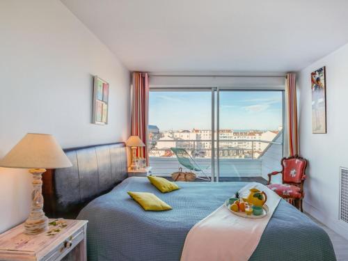 Un dormitorio con una cama con un bol de fruta. en Apartment Les Montgolfières by Interhome en Biarritz