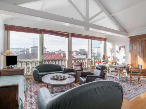 sala de estar con muebles y ventana grande en Apartment Les Montgolfières by Interhome en Biarritz