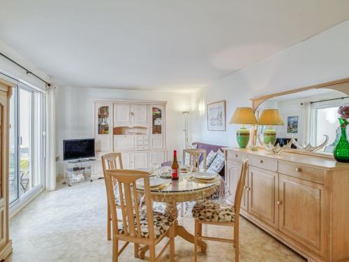 - une cuisine et une salle à manger avec une table et des chaises dans l'établissement Apartment Bibi Beaurivage by Interhome, à Biarritz