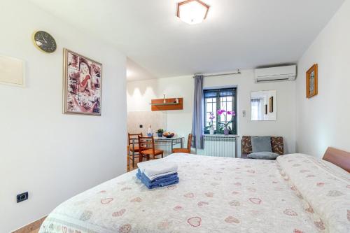 1 dormitorio con 1 cama y sala de estar en Apartments Grgeta Funtana, en Funtana