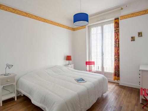 une chambre blanche avec un grand lit et une fenêtre dans l'établissement Apartment Broussais by Interhome, à Saint-Malo