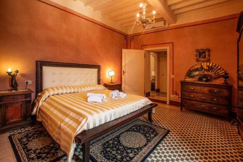 ein Schlafzimmer mit einem Bett mit zwei Handtüchern darauf in der Unterkunft Palazzo Barbini Dimora Storica in Castiglione del Lago