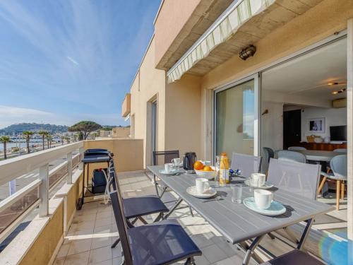 une table et des chaises sur un balcon avec vue dans l'établissement Apartment Le Palazzo del Mar-11 by Interhome, à Cavalaire-sur-Mer